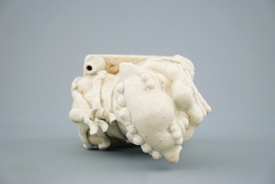 Un mod&egrave;le d'un lion en porcelaine blanc de Chine de Dehua, Kangxi