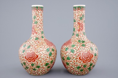 Une paire de vases de forme bouteille en porcelaine de Chine famille verte craquel&eacute;, 19&egrave;me