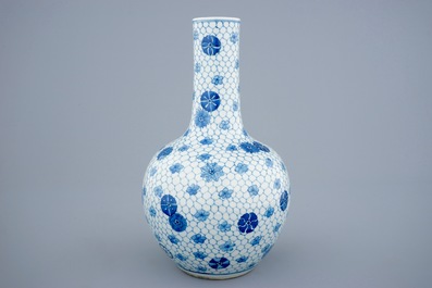 A Chinese blue and white tianqiuping bottle vase, 19th C.