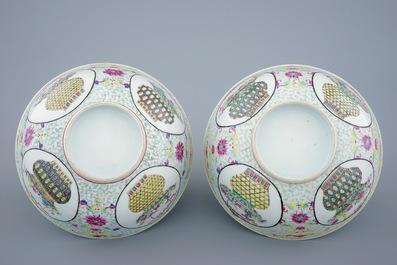 A pair of Chinese famille rose bowls with phoenixes and flower baskets, 19th C.