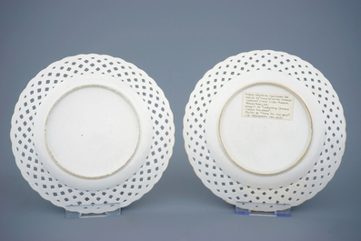 Une paire d'assiettes en porcelaine de Chine famille rose aux ailes ajour&eacute;s, Qianlong, 18&egrave;me