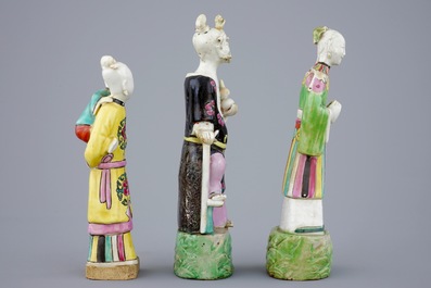 Three Chinese famille rose figures, a ginger jar and a blue and white lotus bowl, 18/19th C.