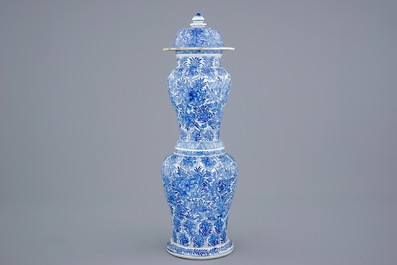 Un vase de forme tr&egrave;s rare en porcelaine de Chine bleu et blanc, Kangxi