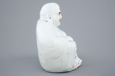 Een grote Chinese porseleinen Boeddha, blanc de Chine, 19/20e eeuw