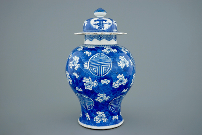 Een Chinese blauw-witte "Shou" karakter dekselvaas, Kangxi