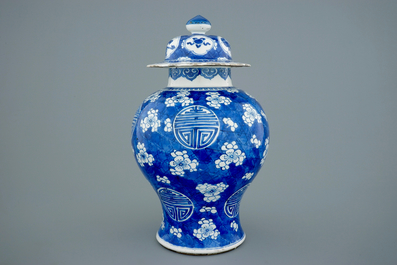 Een Chinese blauw-witte "Shou" karakter dekselvaas, Kangxi