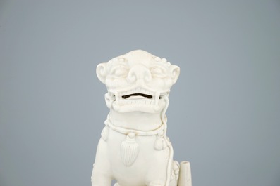 Un mod&egrave;le d'un lion en porcelaine blanc de Chine de Dehua, Kangxi
