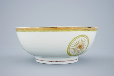 A Chinese export porcelain bowl in tones of green, yellow and purple, Qianlong, 18th C.