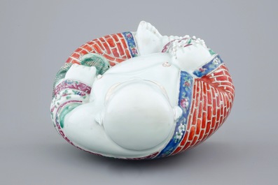 A large Chinese famille rose porcelain Buddha, 19/20th C.