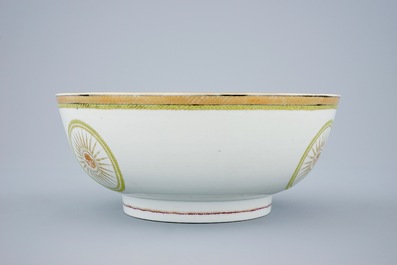 A Chinese export porcelain bowl in tones of green, yellow and purple, Qianlong, 18th C.