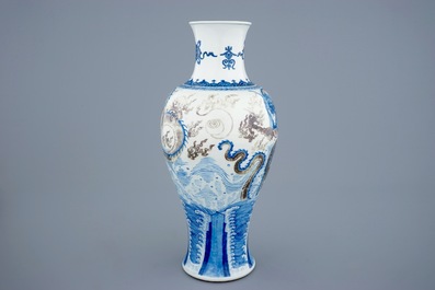 Un vase aux dragons en porcelaine de Chine bleu, blanc et rouge, Kangxi