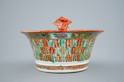 Un panier ajour&eacute; sur pr&eacute;sentoir en porcelaine de Chine de Canon, 19&egrave;me