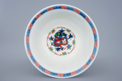 Een grote Chinese wucai drakenkom, 19e eeuw