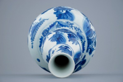 Een Chinese blauw-witte dubbele gourde vaas, Transitie periode, 1620-1683