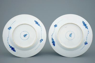Une paire d'assiettes en porcelaine de Chine bleu et blanc &agrave; d&eacute;cor de pagodes, Kangxi