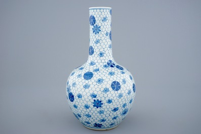A Chinese blue and white tianqiuping bottle vase, 19th C.