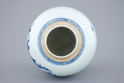 Un pot &agrave; gingembre en porcelaine de Chine bleu et blanc, Kangxi