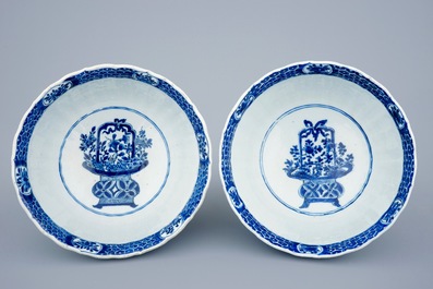 Een paar blauw-witte Chinese kommen met floraal decor, Kangxi