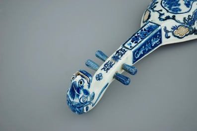 Un mod&egrave;le d'un luth pipa en porcelaine de Chine bleu et blanc, 19&egrave;me