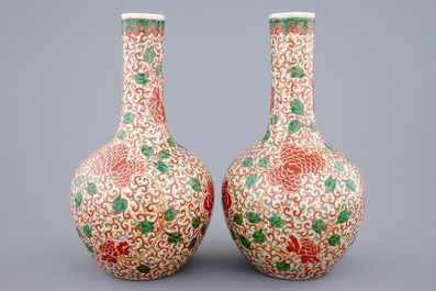 Une paire de vases de forme bouteille en porcelaine de Chine famille verte craquel&eacute;, 19&egrave;me