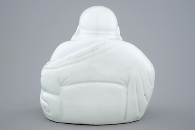 Een grote Chinese porseleinen Boeddha, blanc de Chine, 19/20e eeuw