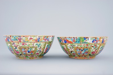 A good pair of Chinese Canton rose medallion bowls, 19th C.