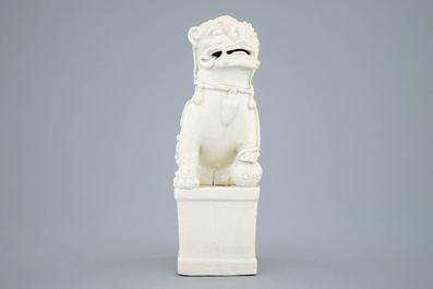 Un mod&egrave;le d'un lion en porcelaine blanc de Chine de Dehua, Kangxi