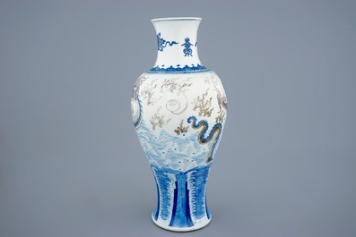 Un vase aux dragons en porcelaine de Chine bleu, blanc et rouge, Kangxi