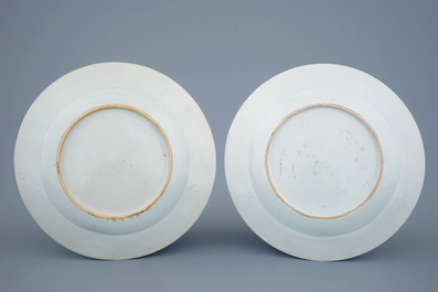 Een paar Chinese famille rose borden met mandarijns decor, Qianlong, 18e eeuw