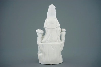 Een Chinese Dehua blanc de Chine figuur van Guanyin met kind, 18/19e eeuw