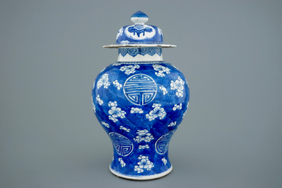 Een Chinese blauw-witte "Shou" karakter dekselvaas, Kangxi
