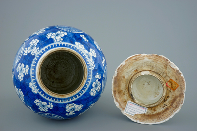 Een Chinese blauw-witte "Shou" karakter dekselvaas, Kangxi