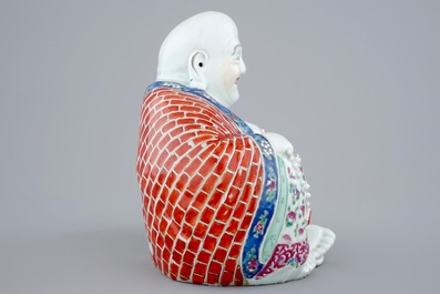 A large Chinese famille rose porcelain Buddha, 19/20th C.