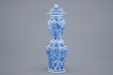 Un vase de forme tr&egrave;s rare en porcelaine de Chine bleu et blanc, Kangxi