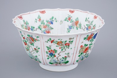 A fine Chinese famille verte bowl with floral design, Kangxi