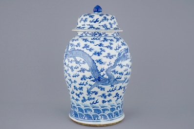A large Chinese blue and white vase and cover with dragons, 19th C.