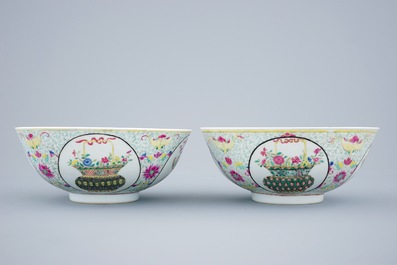 A pair of Chinese famille rose bowls with phoenixes and flower baskets, 19th C.
