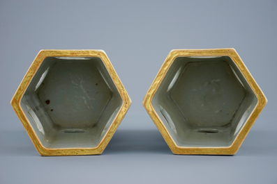 A pair of Chinese porcelain qianjiang cai calligraphy hat stands, 19/20th C.