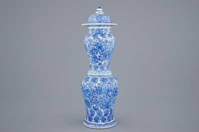Un vase de forme tr&egrave;s rare en porcelaine de Chine bleu et blanc, Kangxi