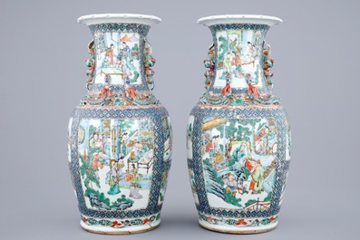 Une paire de vases en porcelaine de Chine famille verte, 19&egrave;me