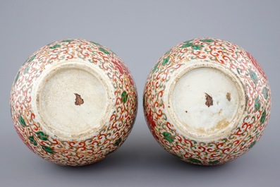 Une paire de vases de forme bouteille en porcelaine de Chine famille verte craquel&eacute;, 19&egrave;me