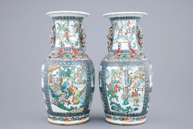 Une paire de vases en porcelaine de Chine famille verte, 19&egrave;me