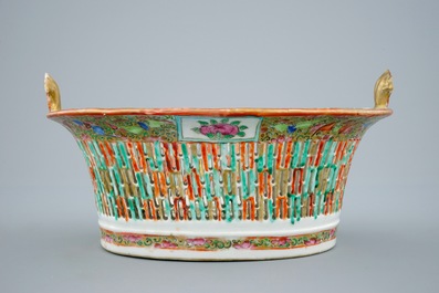 Un panier ajour&eacute; sur pr&eacute;sentoir en porcelaine de Chine de Canon, 19&egrave;me