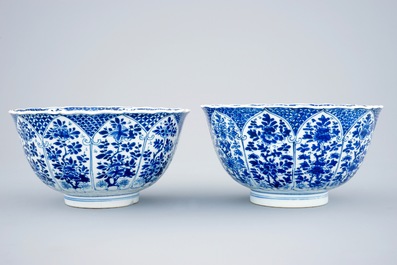 Een paar blauw-witte Chinese kommen met floraal decor, Kangxi