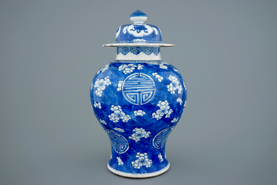 Een Chinese blauw-witte "Shou" karakter dekselvaas, Kangxi