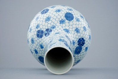 A Chinese blue and white tianqiuping bottle vase, 19th C.