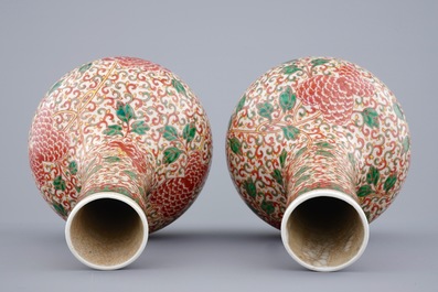 Une paire de vases de forme bouteille en porcelaine de Chine famille verte craquel&eacute;, 19&egrave;me