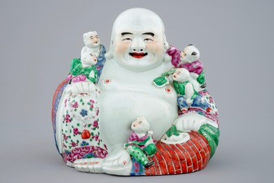 Een grote Chinese porseleinen Boeddha met lachende jongens, famille rose, 19/20e eeuw