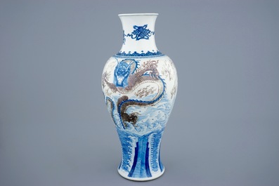 Un vase aux dragons en porcelaine de Chine bleu, blanc et rouge, Kangxi
