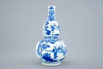 Un vase de forme double gourde en porcelaine de Chine bleu et blanc, &eacute;poque Transition, 1620-1683